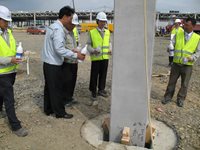 Slavnostní vztyčení prvního sloupu v Mobis Mošnov